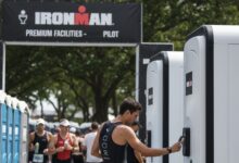 Gemini/ Triatletas entrando en un baño en plena carrera