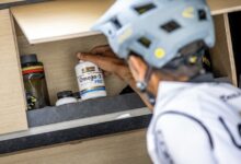 Imagen de un deportista cogiendo un bote de omega 3