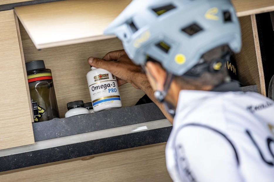 Imagen de un deportista cogiendo un bote de omega 3