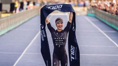 @t100triathlon/ Kate Waugh ganando una prueba T100