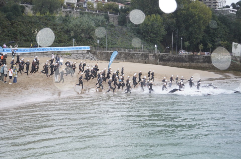 Imagen de la salida del Triatlón Ciudad de Santander