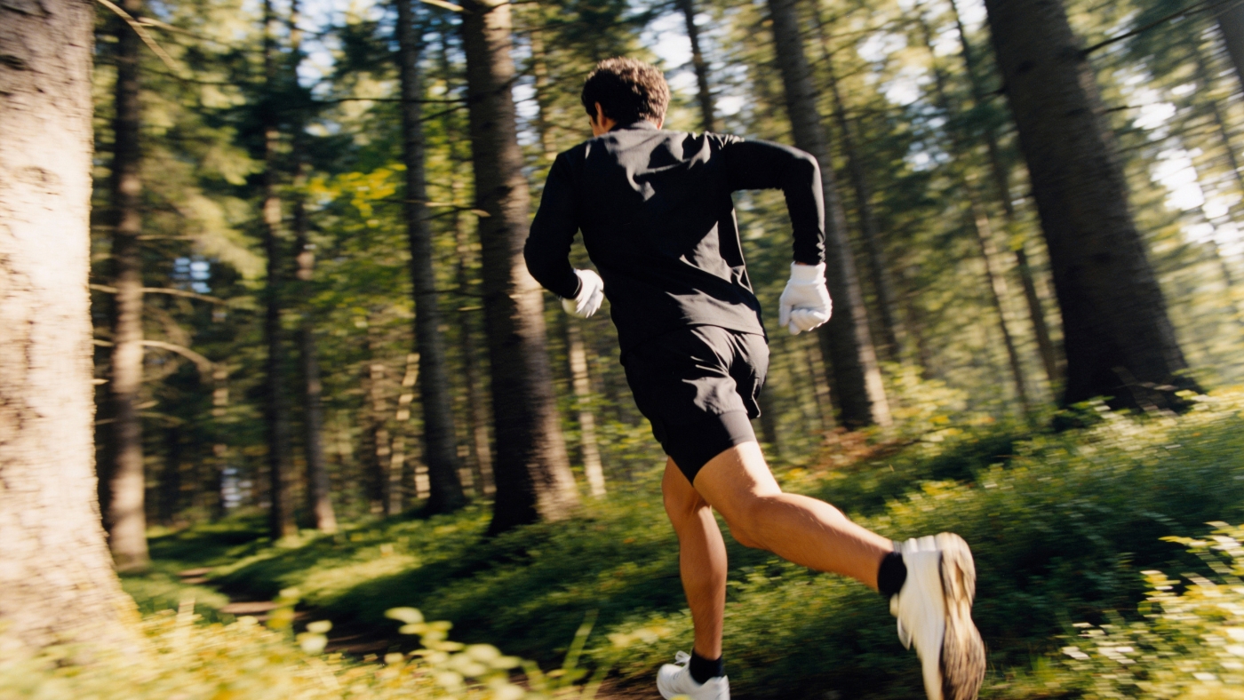 Triatleta corriendo de forma progresiva durante la recuperación tras una lesión