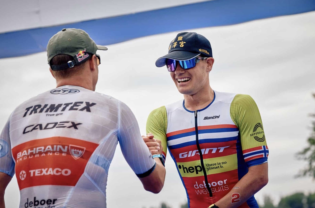 IRONMAN/ Blummenfelt e Iden felicitándose en un IRONMAN