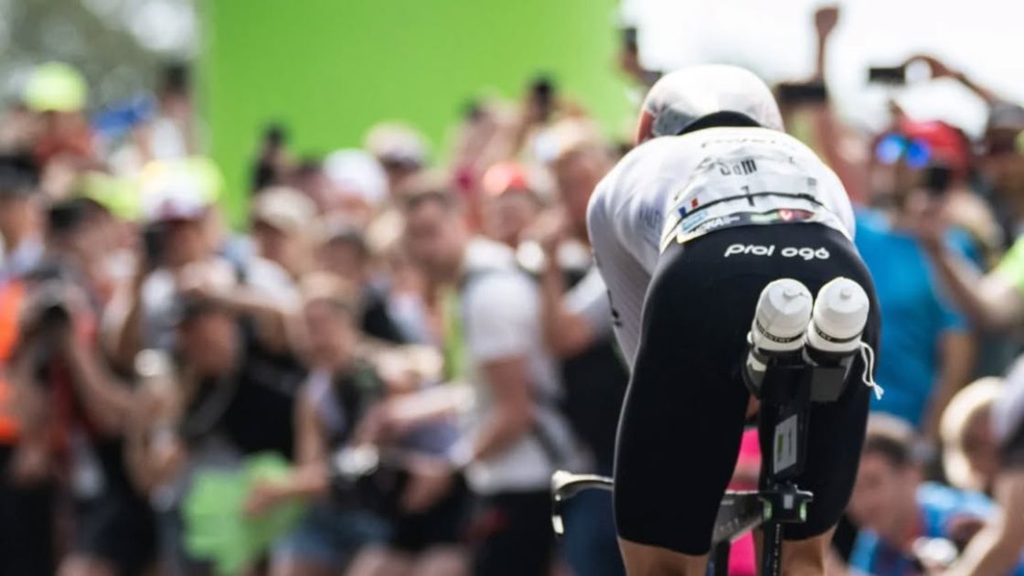 Triatleta profesional rodando en el segmento ciclista del DATEV Challenge Roth ante el público
