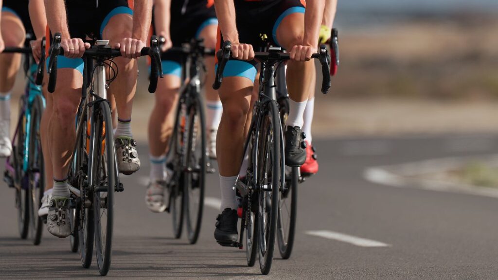Entrenamiento ciclista en grupo durante una sesión de triatlón en carretera