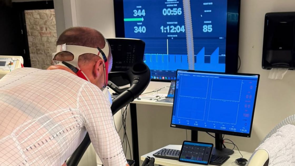 Kristian Blummenfelt realizando un test de VO₂ máx en laboratorio con máscara metabólica