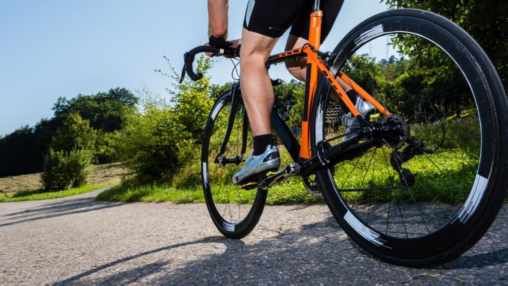 triatleta entrenando en bicicleta y analizando métricas de entrenamiento