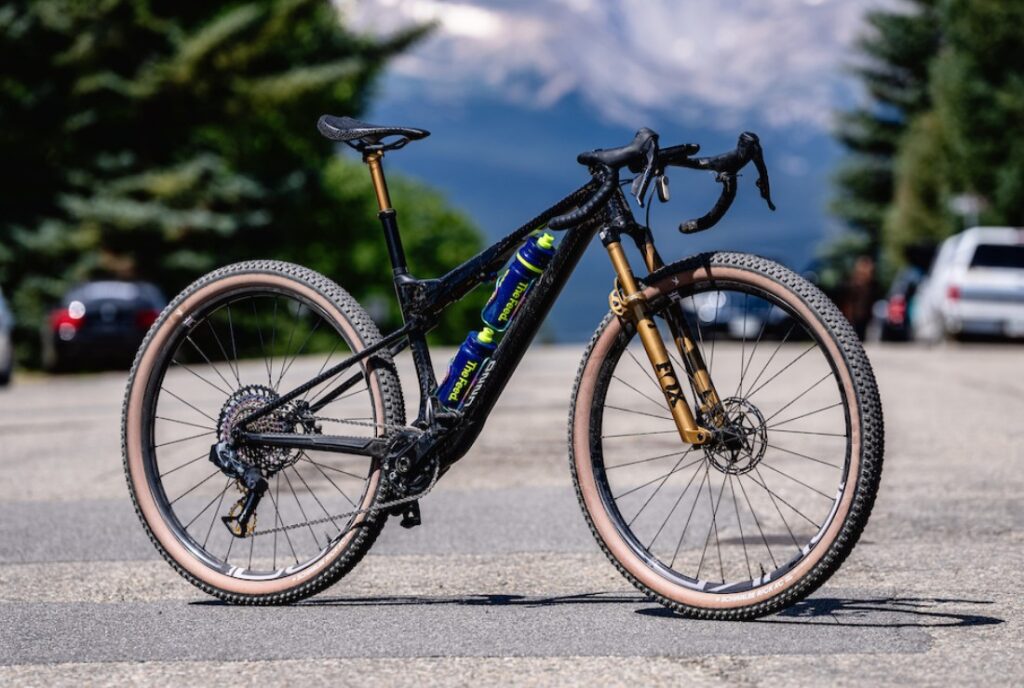 Bicicleta de MTB con manillar curvo utilizada en la Leadville Trail 100