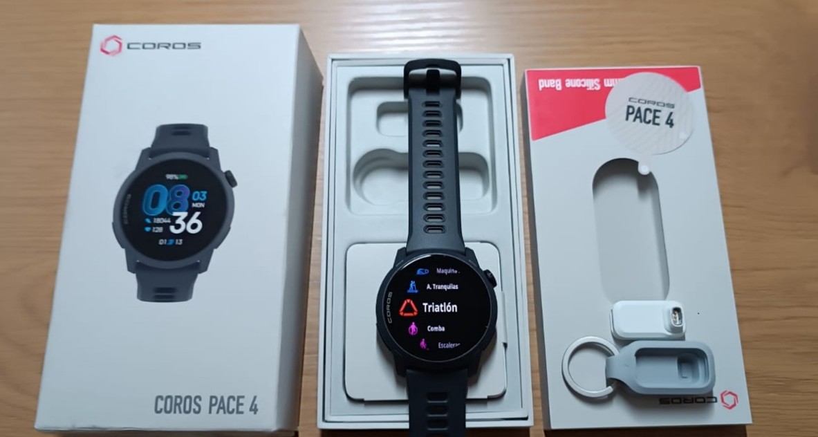 Packaging con Coros Pace 4, Correa, Cargador e instucciones.