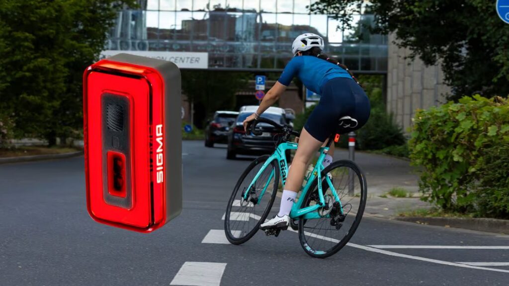 Luz trasera SIGMA NYTE 70 con detección de frenada instalada en una bicicleta circulando por ciudad