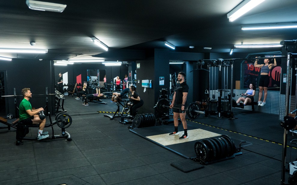Triatletas amateurs entrenando fuerza en gimnasio como parte de su preparación