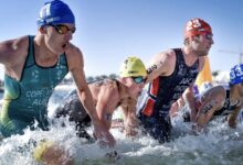 @worldtriathlon/ Triatletas saliendo del agua
