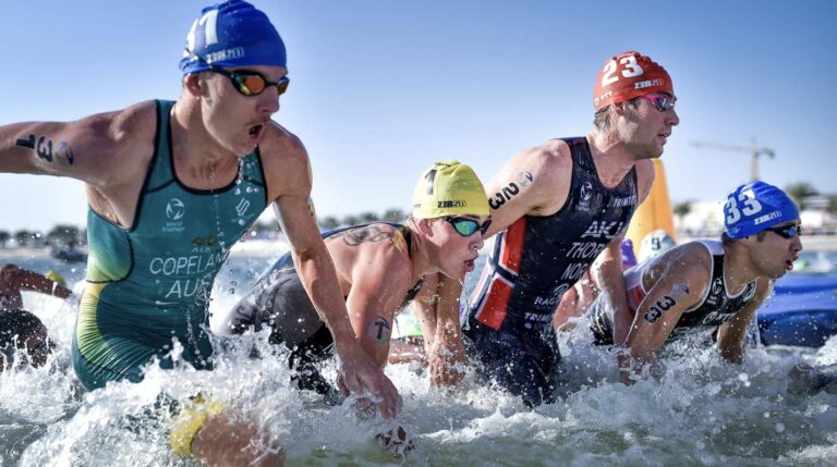 @worldtriathlon/ Triatletas saliendo del agua