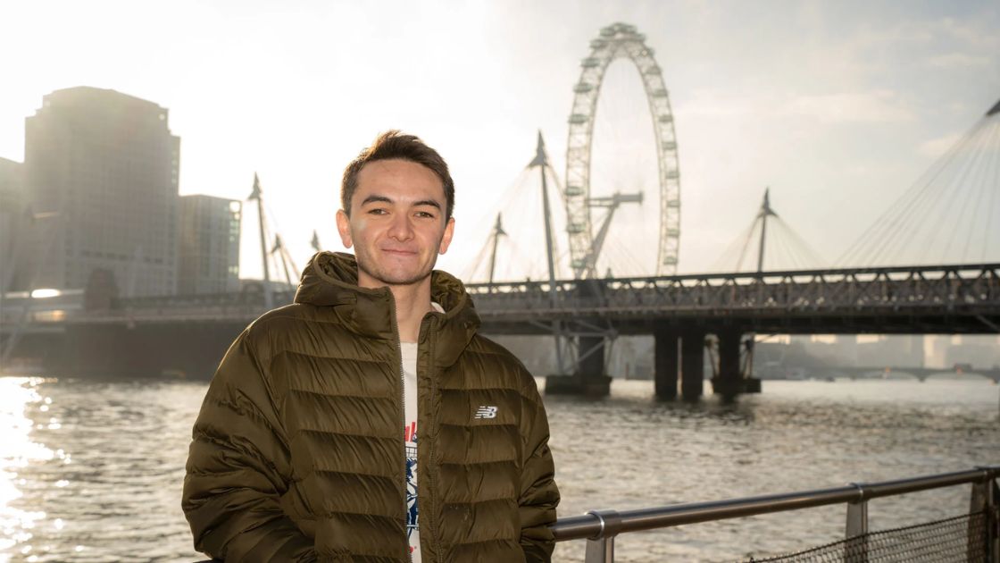 Alex Yee posa en Londres con el London Eye al fondo antes del WTCS Londres 2026