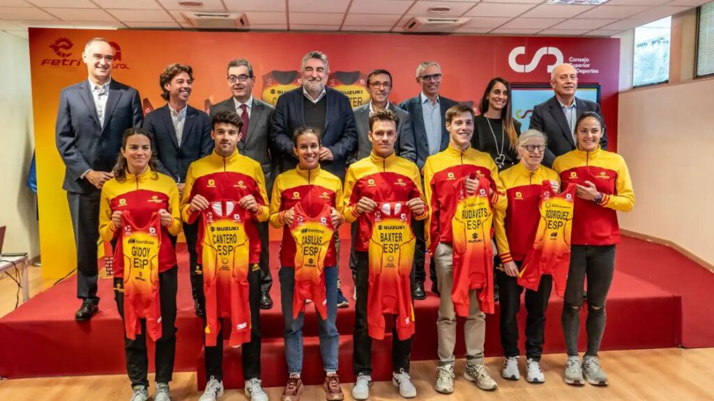 Selección Española de Triatlón presenta la nueva uniformidad oficial en el CSD rumbo a Los Ángeles 2028