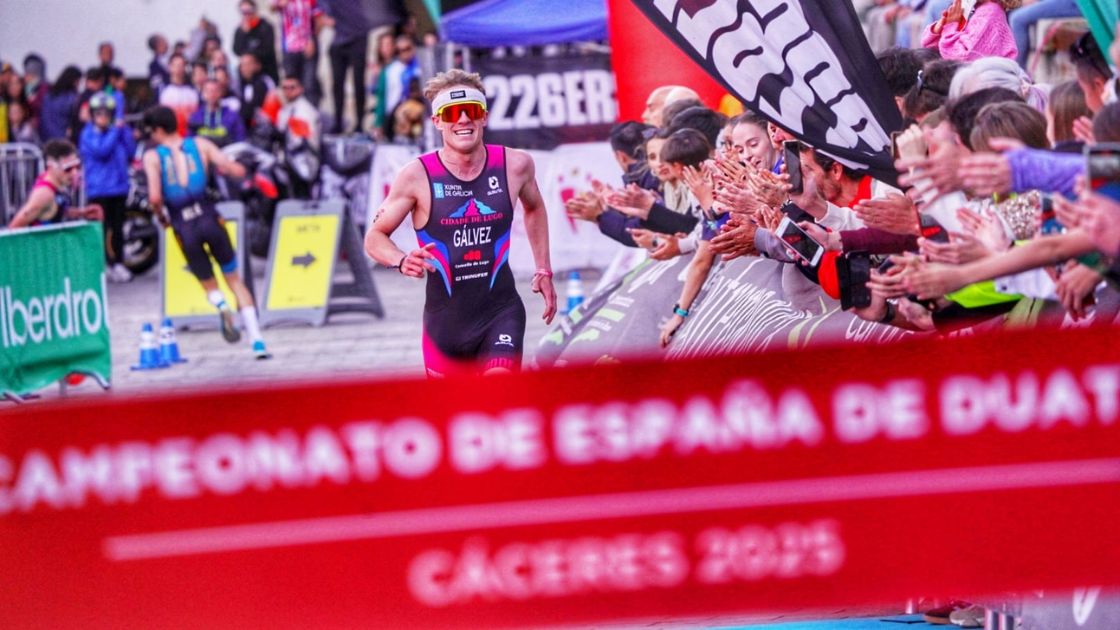 Nacho Gálvez entra en meta en el Campeonato de España de Duatlón en Cáceres