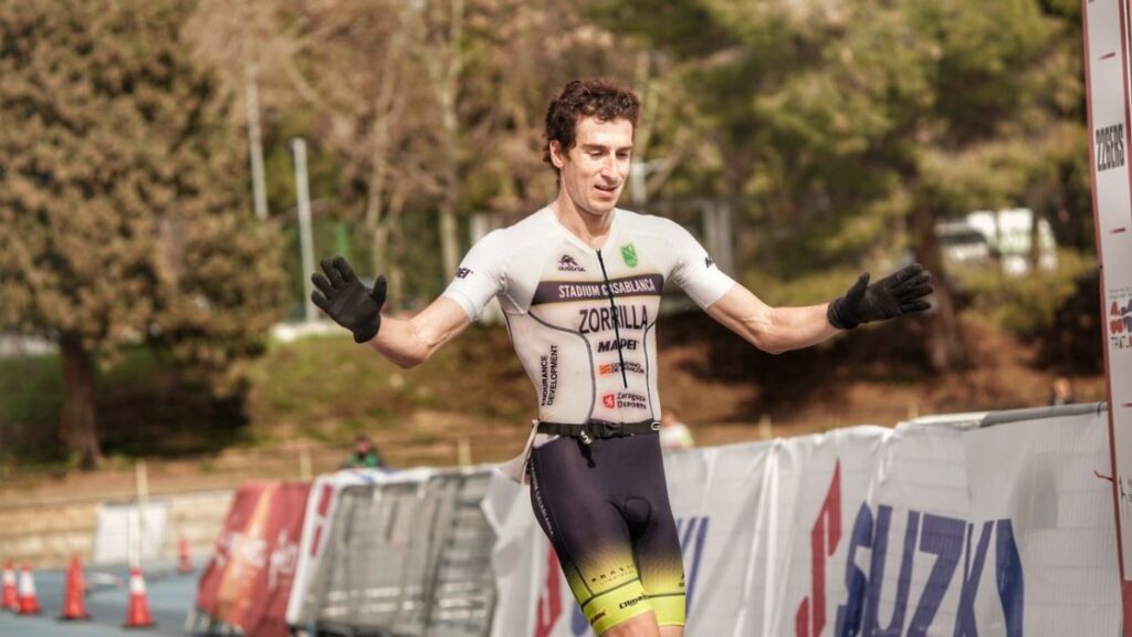 Fernando Zorrilla entrando en meta en el Campeonato de España de Duatlón MD 2026 en Huesca
