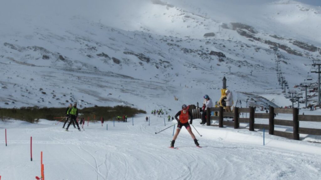 Triatletas compitiendo en el segmento de esquí de fondo del Triatlón Blanco de Reinosa durante el Campeonato de España de Triatlón de Invierno 2026.