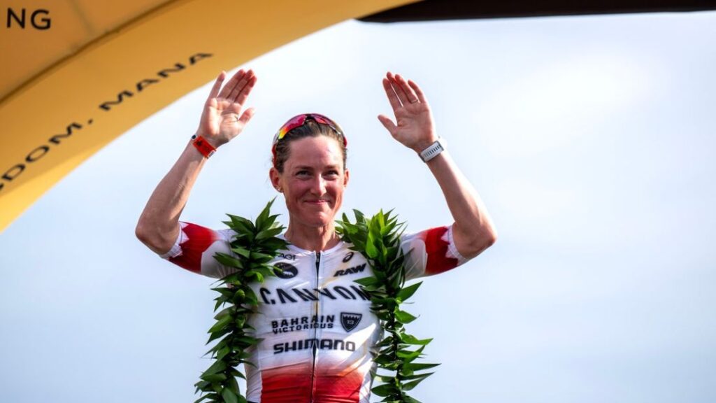 Kat Matthews en el podio del IRONMAN World Championship 2025 en Kona