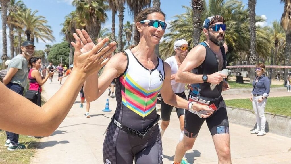 Triatletas compitiendo en el segmento de carrera a pie de Challenge Salou