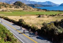Ciclisti in gara nel segmento ciclistico della Challenge Wānaka vicino al lago Wānaka in Nuova Zelanda