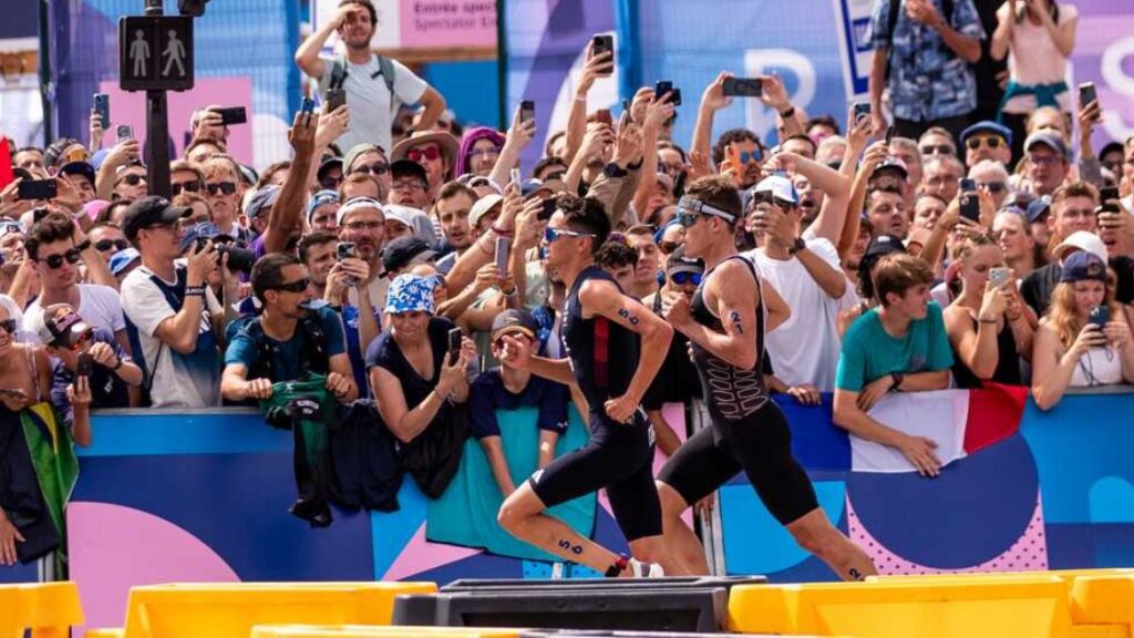 Alex Yee y Hayden Wilde esprintando hacia meta en una prueba de la World Triathlon Championship Series