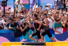 Alex Yee y Hayden Wilde esprintando hacia meta en una prueba de la World Triathlon Championship Series