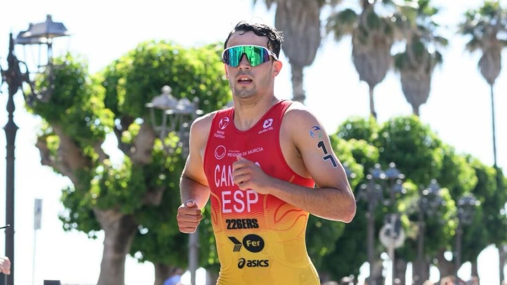 David Cantero compitiendo en el segmento de carrera a pie con la selección española de triatlón