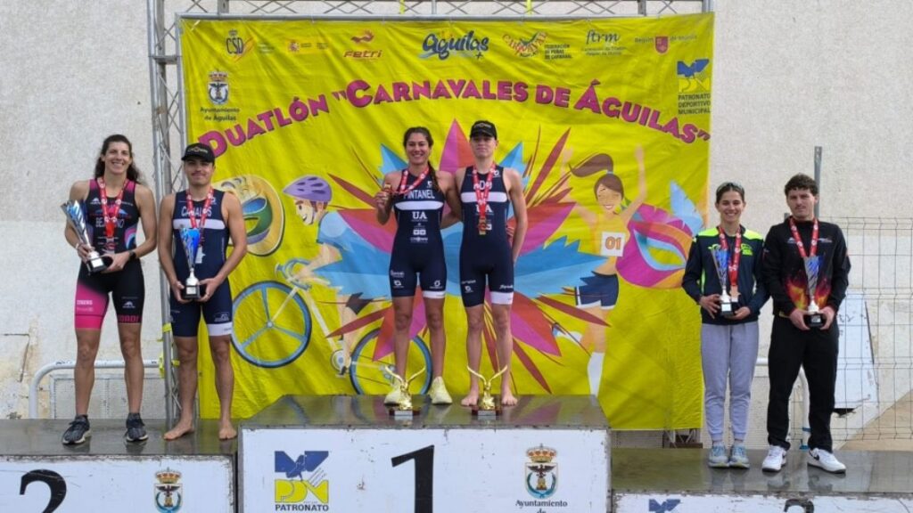 Podio élite femenino y masculino del Duatlón Carnavales de Águilas 2026 tras la prueba clasificatoria.
