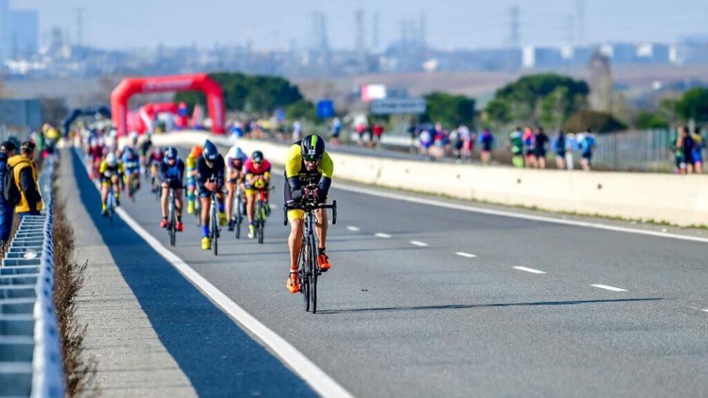 Duatletas compitiendo en el segmento ciclista del Duatlón del Jarama en carretera abierta.