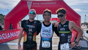 Podio masculino del Duatlón de Rivas 2026 con Pelayo González, Iván Gil y Javier Martín