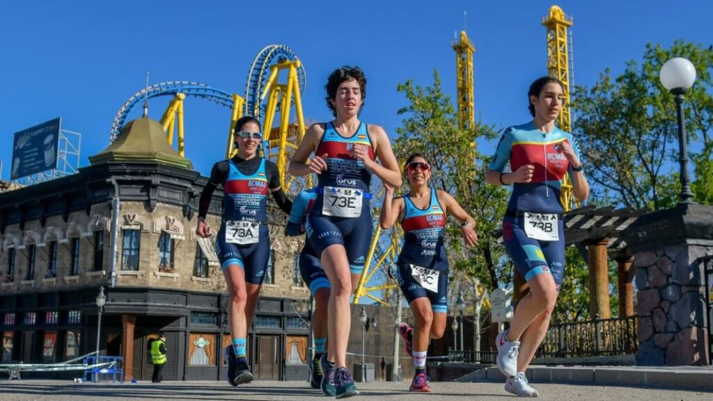 Duatletas compitiendo en el segmento de carrera a pie del Ecodumad Road en el Parque Warner de Madrid.