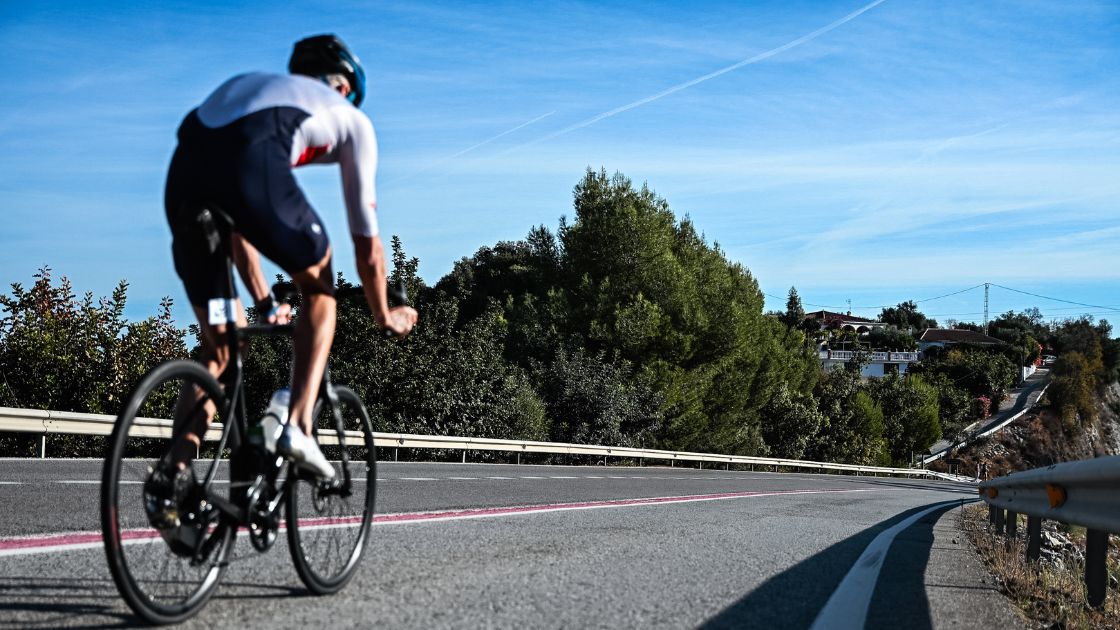 Triatleta compitiendo en bicicleta durante el IRONMAN 70.3 World Championship Marbella 2025