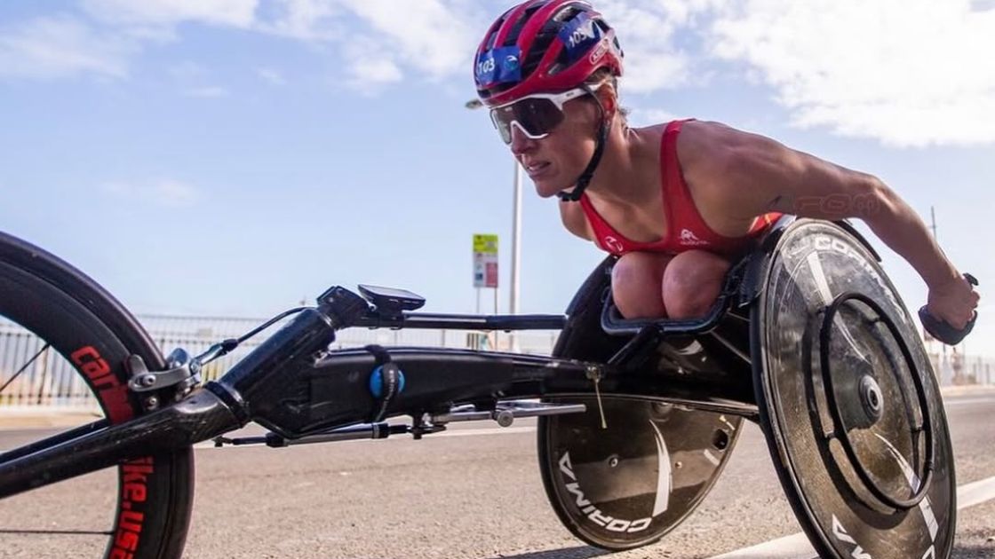 Eva Moral compitiendo en handbike en una prueba de paratriatlón