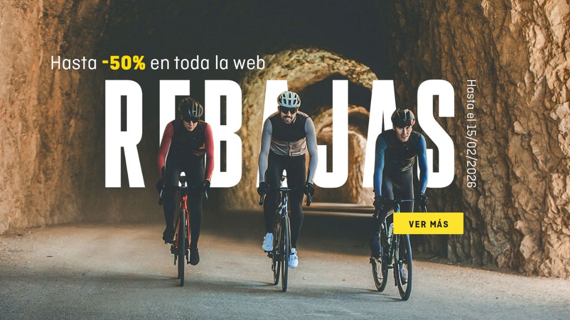Ciclistas entrenando en carretera durante las rebajas de invierno 2026 de Inverse con descuentos hasta el 50%