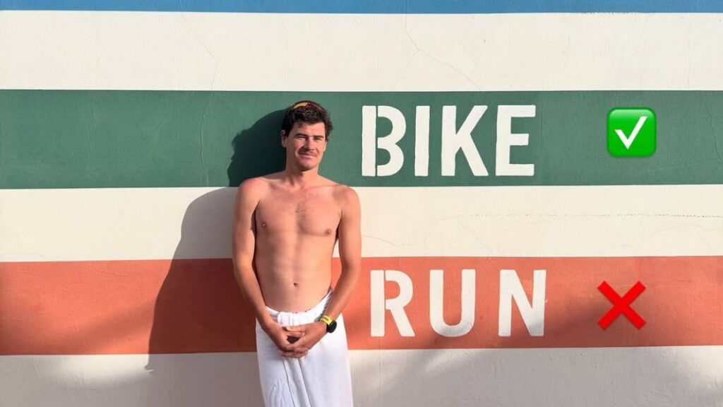 Gustav Iden posando frente a un mural con las palabras “Bike” y “Run” tras anunciar su lesión de tobillo en 2026