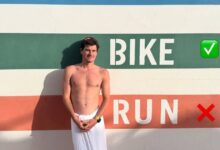 Gustav Iden posa davanti a un murale con le parole "Bike" e "Run" dopo aver annunciato il suo infortunio alla caviglia nel 2026