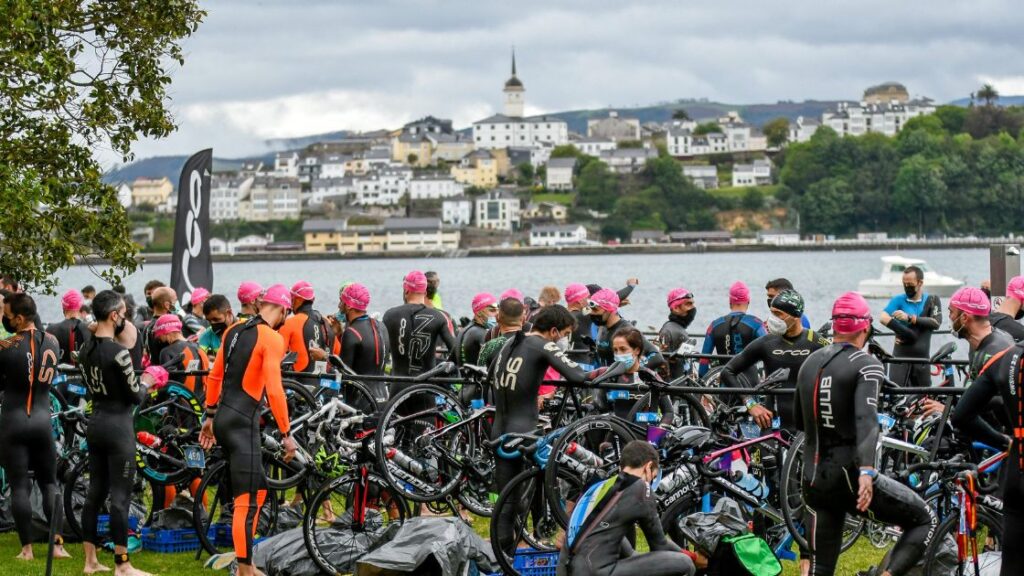 Triatletas en la zona de transición del Half Triatlón Ribadeo junto a la Ría de Ribadeo
