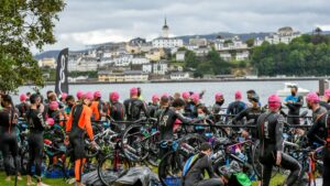 Triatletas en la zona de transición del Half Triatlón Ribadeo junto a la Ría de Ribadeo