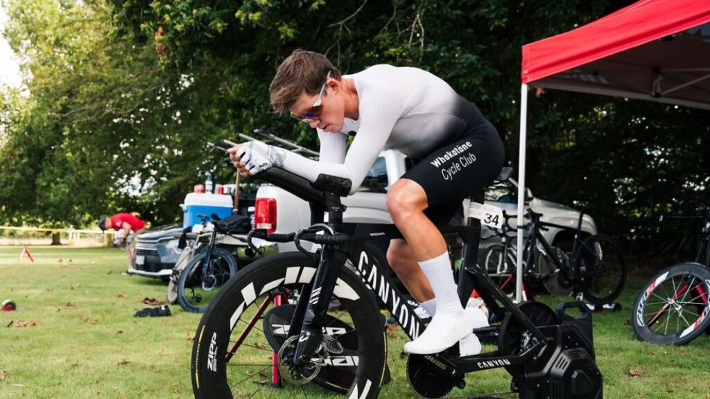 Hayden Wilde calentando en bicicleta antes de la contrarreloj del Nacional de Nueva Zelanda