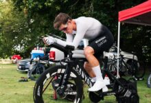 Hayden Wilde calentando en bicicleta antes de la contrarreloj del Nacional de Nueva Zelanda
