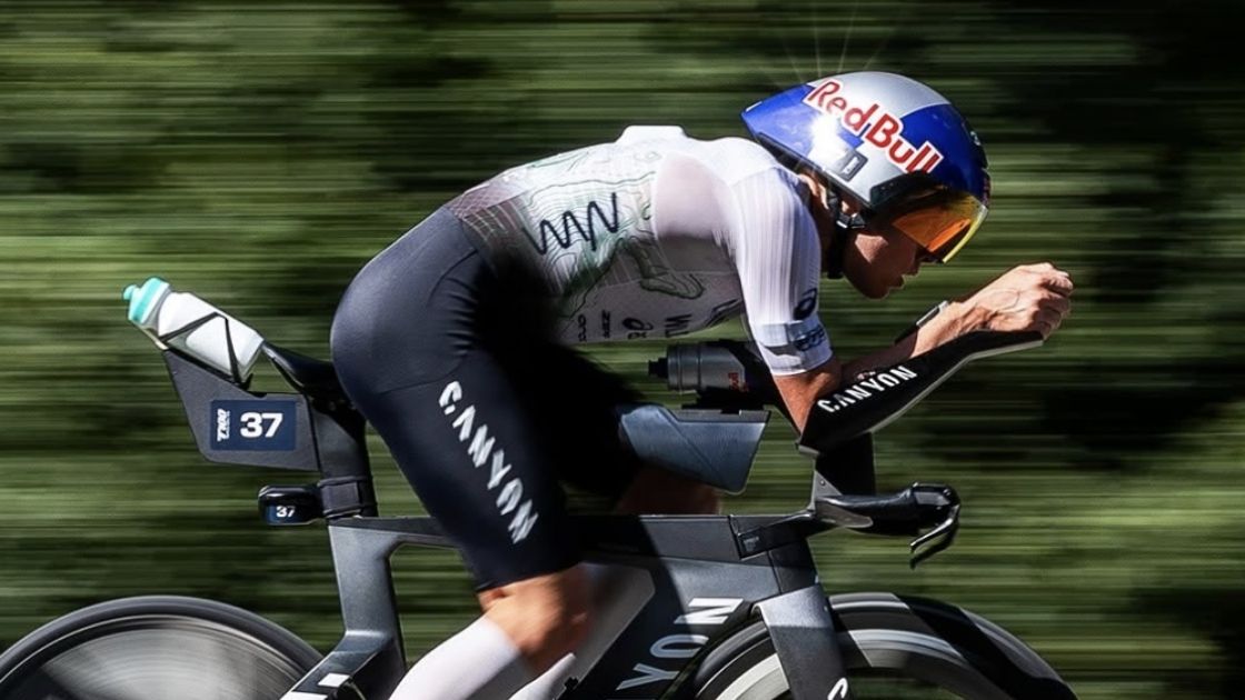 Hayden Wilde durante el segmento ciclista de un triatlón en postura aerodinámica
