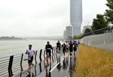 Triatletas corriendo junto al río Sava durante el IRONMAN 70.3 Belgrade