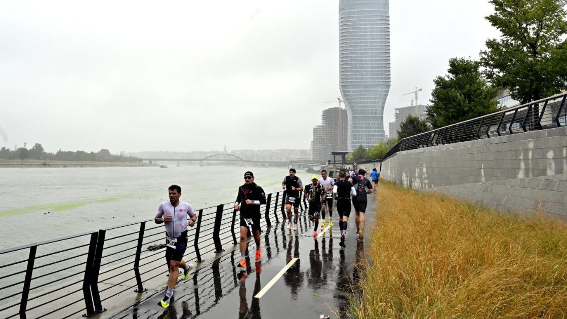 Triatletas corriendo junto al río Sava durante el IRONMAN 70.3 Belgrade
