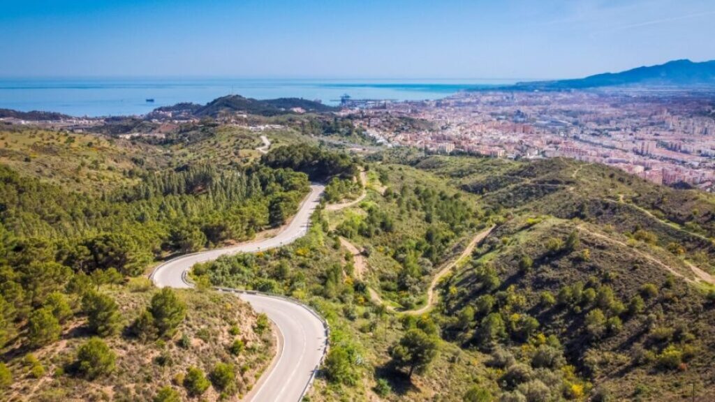 Recorrido ciclista del IRONMAN 70.3 Málaga con vistas a la ciudad y al Mediterráneo