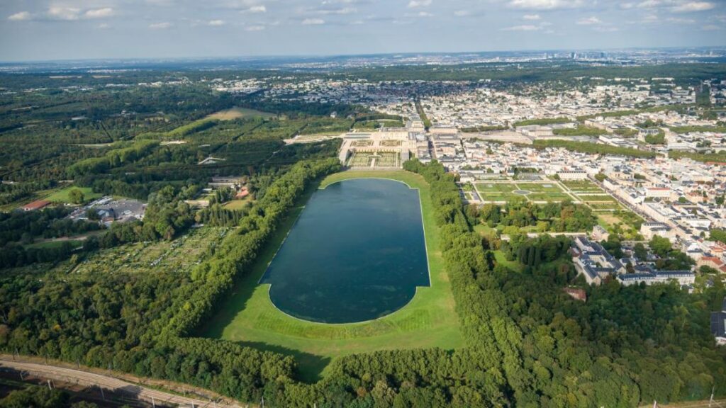 Vista aérea de la Pièce d’Eau des Suisses en Versalles, sede de la natación del IRONMAN 70.3 Versailles 2026