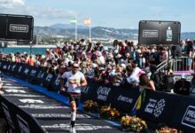 Triatleta taglia il traguardo del Campionato Mondiale IRONMAN 70.3 2025 a Marbella