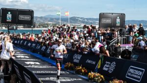 Triatleta entrando en meta en el IRONMAN 70.3 World Championship 2025 en Marbella