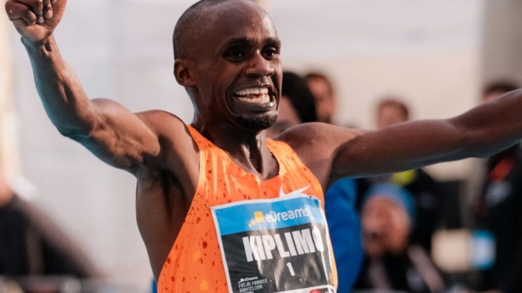 Jacob Kiplimo cruza la meta como vencedor de la Mitja Marató de Barcelona