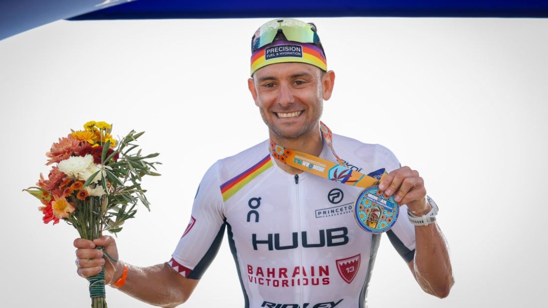 Jelle Geens posa con su medalla tras ganar el IRONMAN 70.3 World Championship 2025 en Marbella
